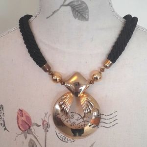 Vintage 80s statement necklace with Egyptian flair 🐱